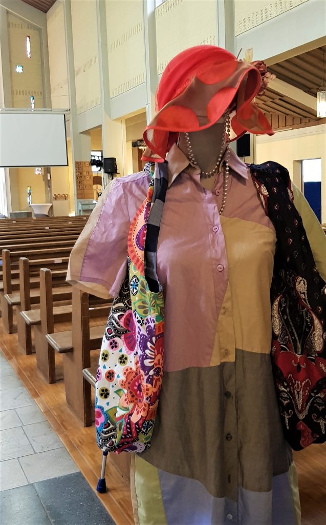 Aus Stoffresten kreiert: Upcycling-Kleid des Textil-Upcycling Centers Lörrach, vorgestellt in der Christus-Kirche