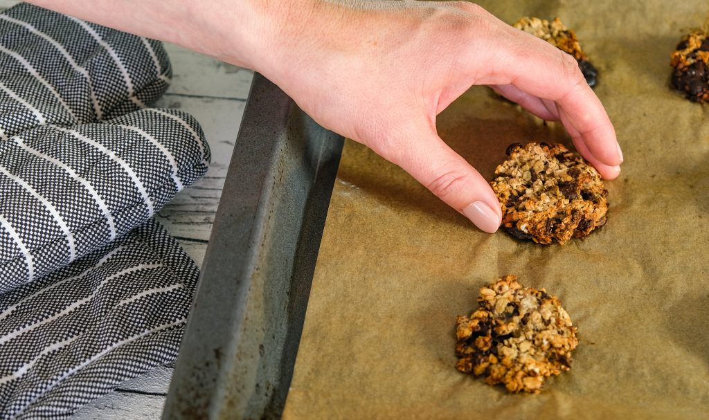 Nachhaltige Küche: Das Bild zeigt ein Backblech, das mit silikofreiem Backpapier ausgelegt ist.